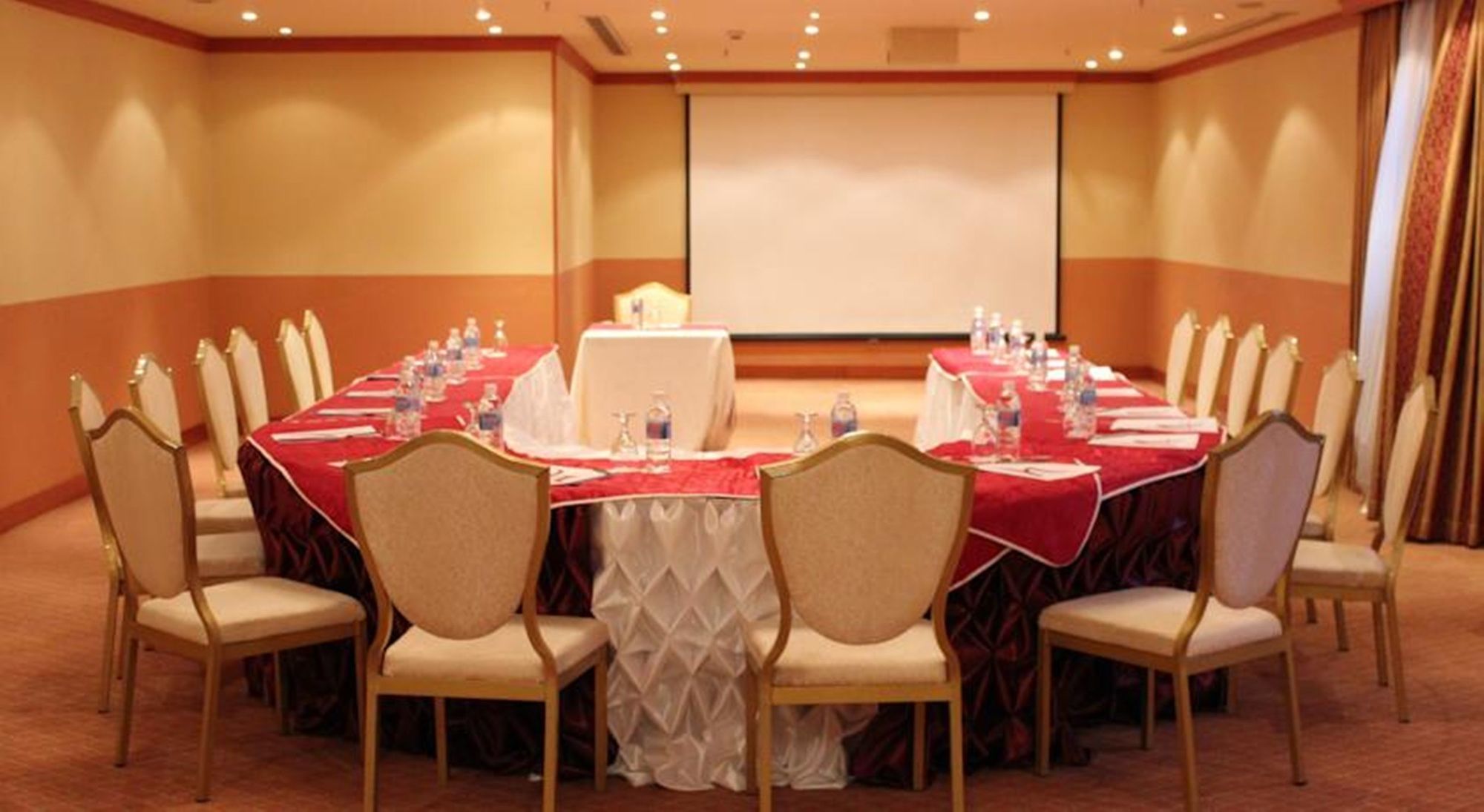 Golden Hotel 2*